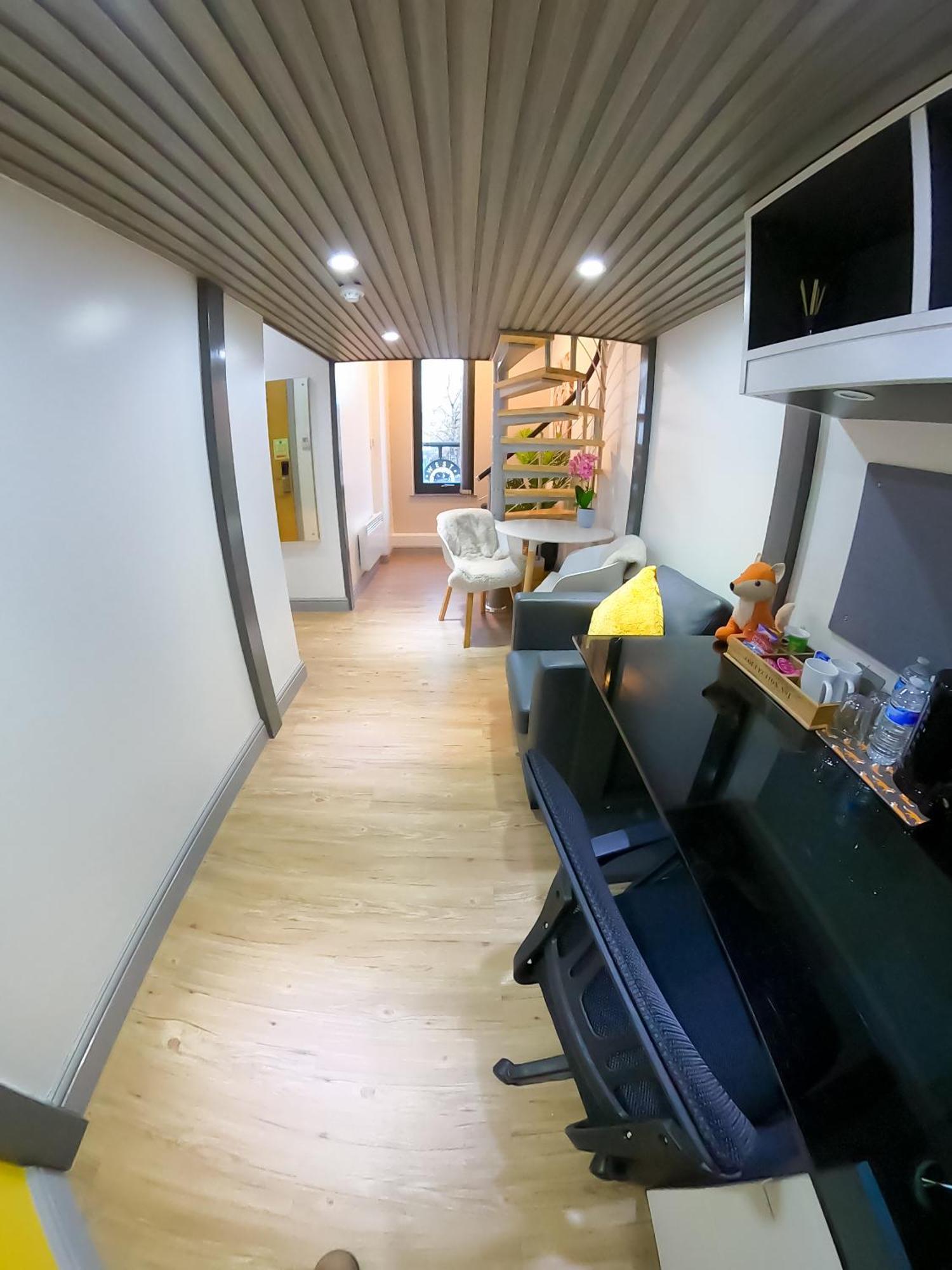 E102 Urban Loft Vista Apartment
